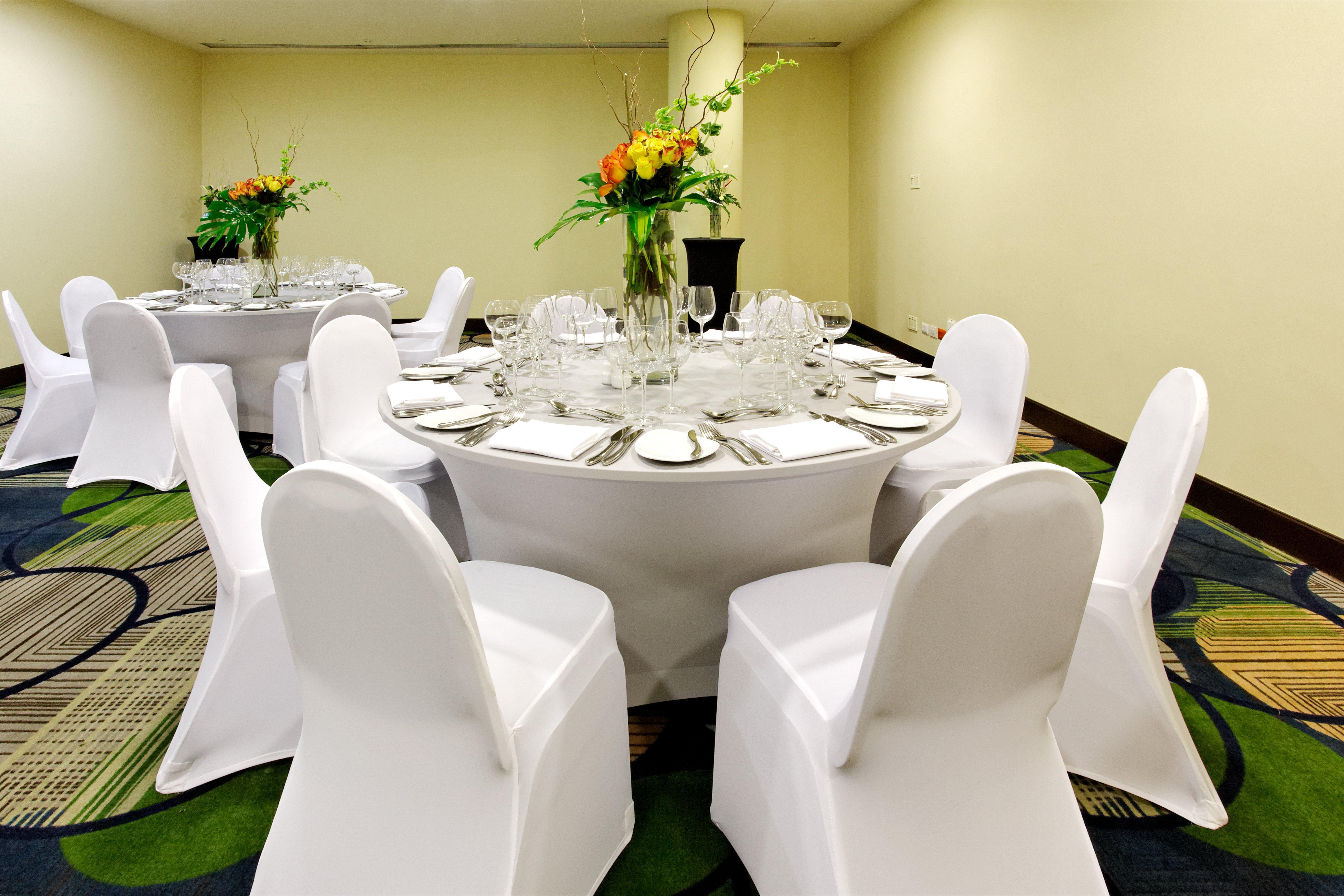 Holiday Inn Santo Domingo By Ihg Exteriér fotografie A table set for a formal dinner