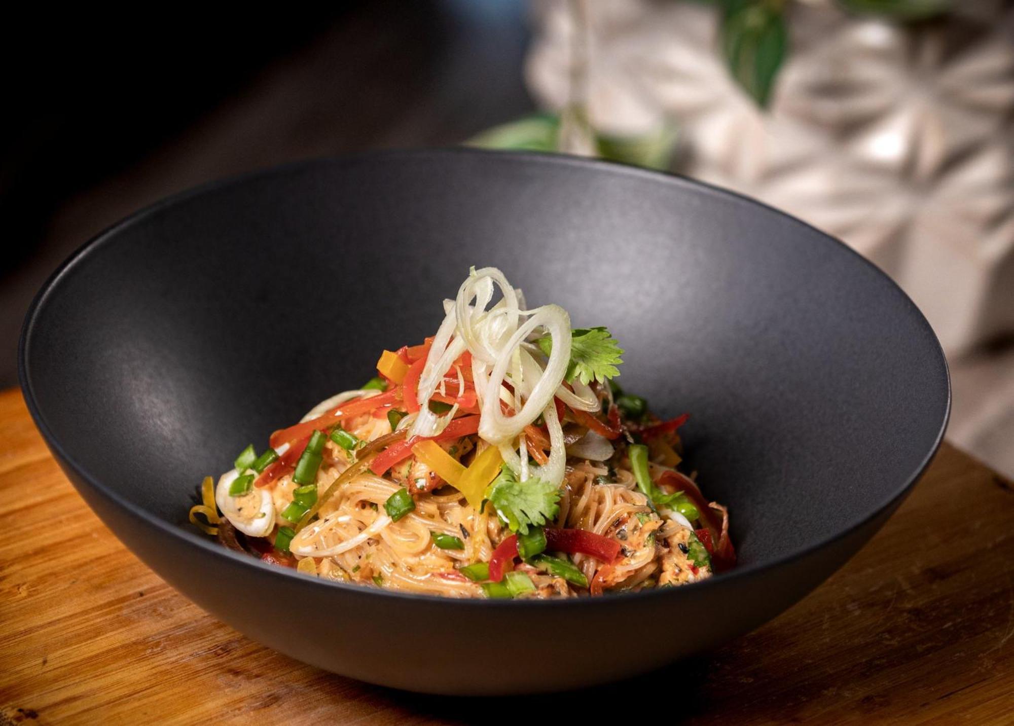 Holiday Inn Santo Domingo By Ihg Exteriér fotografie A bowl of Thai peanut chicken