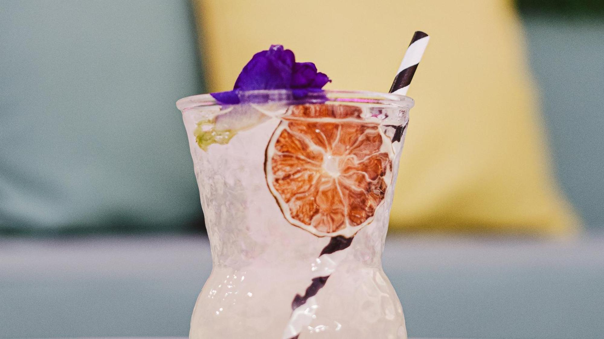 Holiday Inn Santo Domingo By Ihg Exteriér fotografie A cocktail with a paper straw