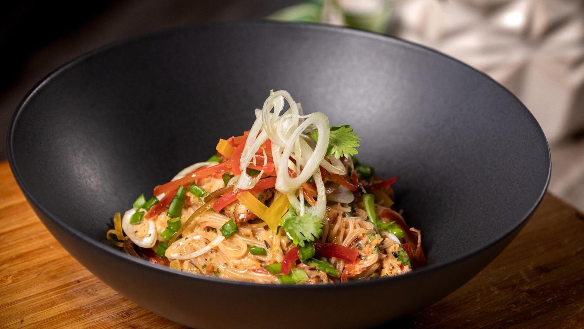 Holiday Inn Santo Domingo By Ihg Exteriér fotografie A bowl of Thai peanut chicken salad