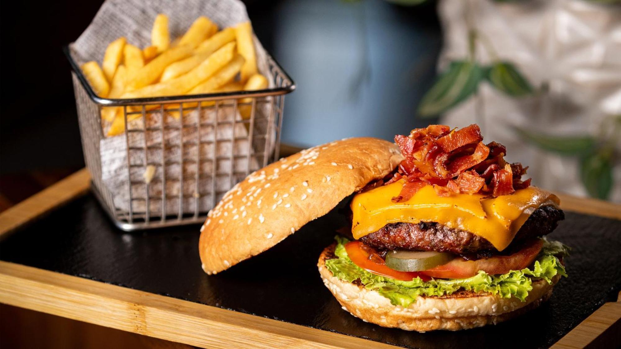 Holiday Inn Santo Domingo By Ihg Exteriér fotografie A cheeseburger with bacon
