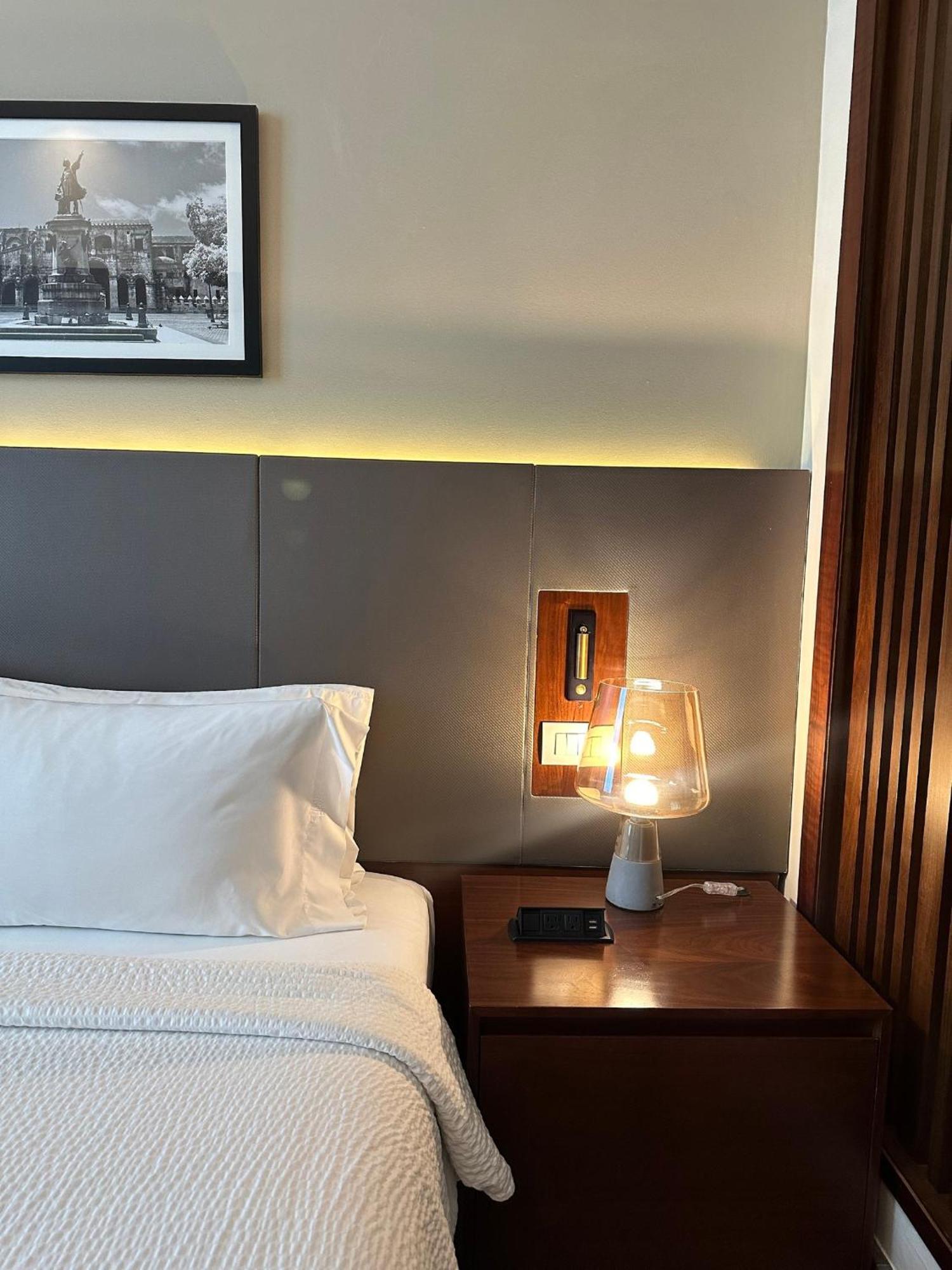 Holiday Inn Santo Domingo By Ihg Exteriér fotografie A bedside table with a lamp
