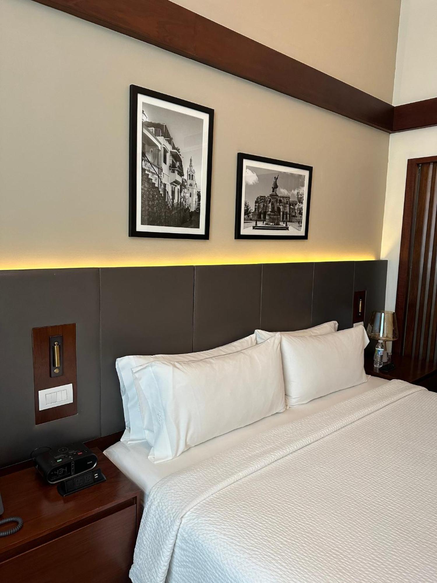 Holiday Inn Santo Domingo By Ihg Exteriér fotografie A bed with two pillows