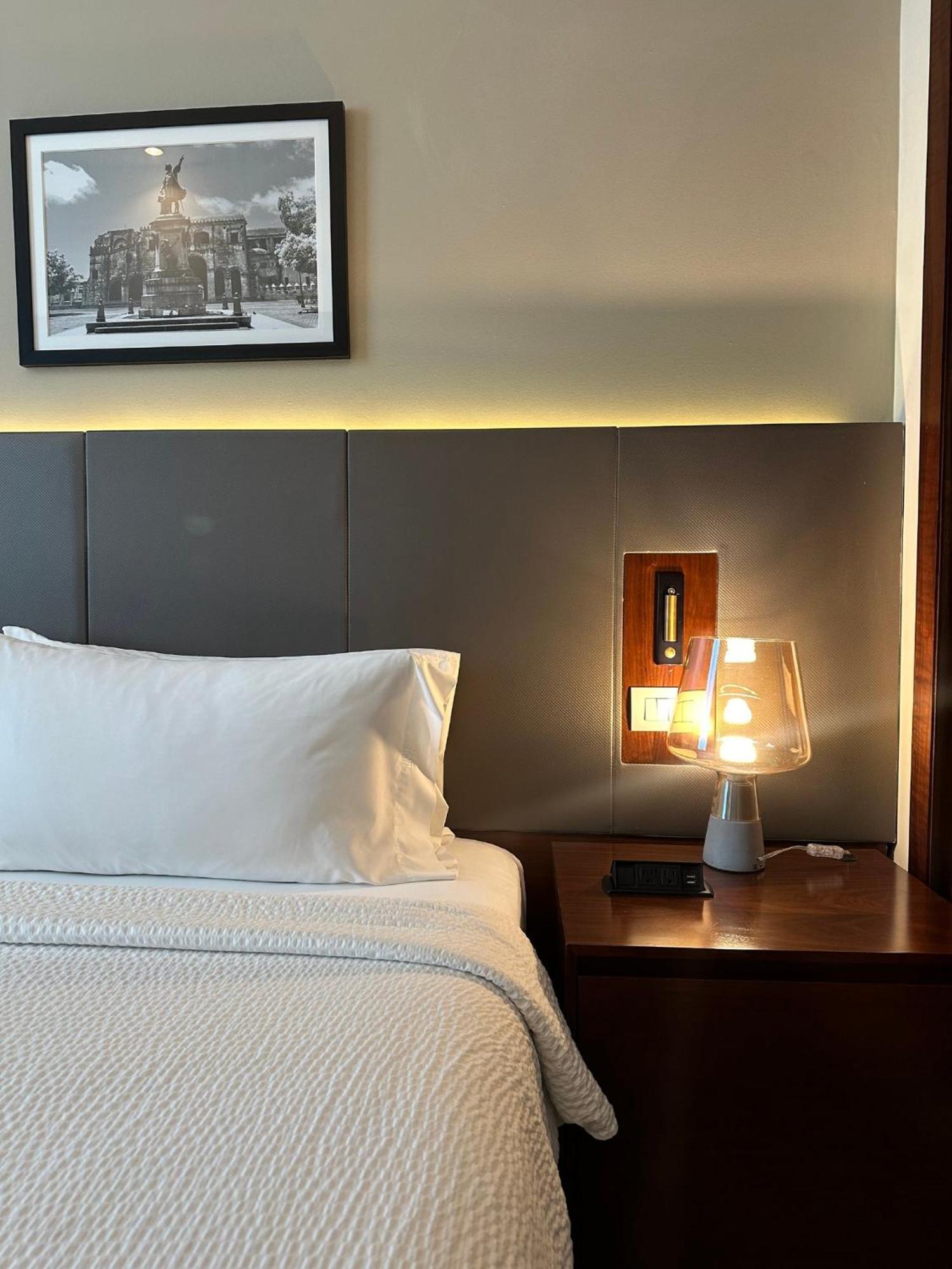 Holiday Inn Santo Domingo By Ihg Exteriér fotografie A bedside table