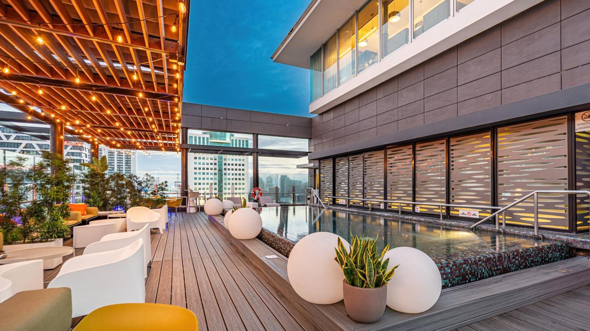 Holiday Inn Santo Domingo By Ihg Exteriér fotografie The rooftop pool at the hotel