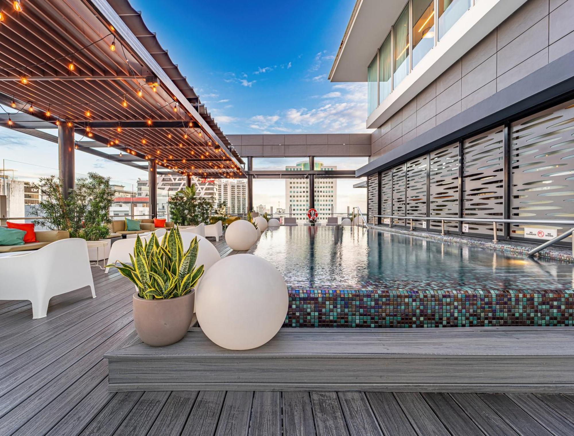 Holiday Inn Santo Domingo By Ihg Exteriér fotografie Rooftop pool at the hotel